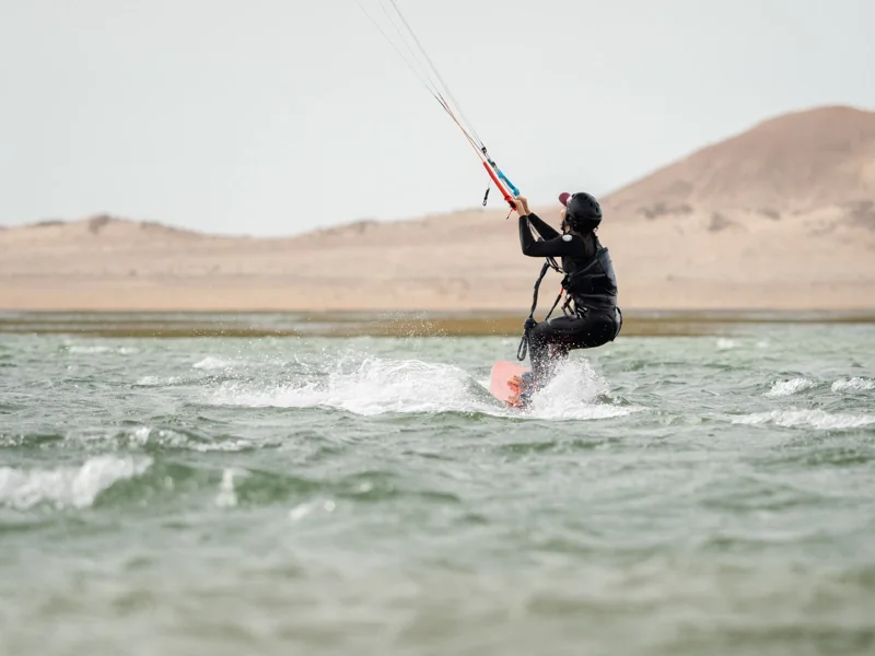 Kitesurfeuse en navigation à Secret Spot, devant les dunes de Dakhla