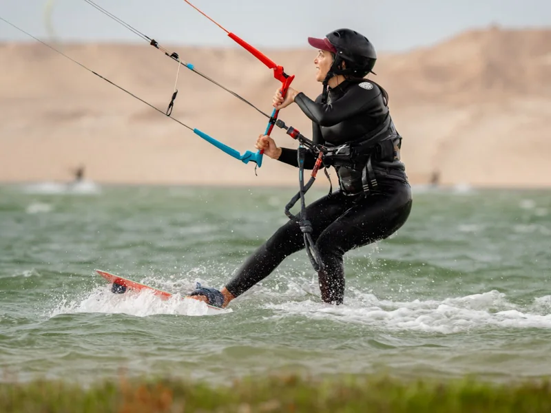 Kitesurfeuse en navigation à Secret Spot, devant les dunes de Dakhla