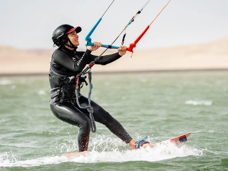 Kitesurfeuse en navigation à Secret Spot, devant les dunes de Dakhla