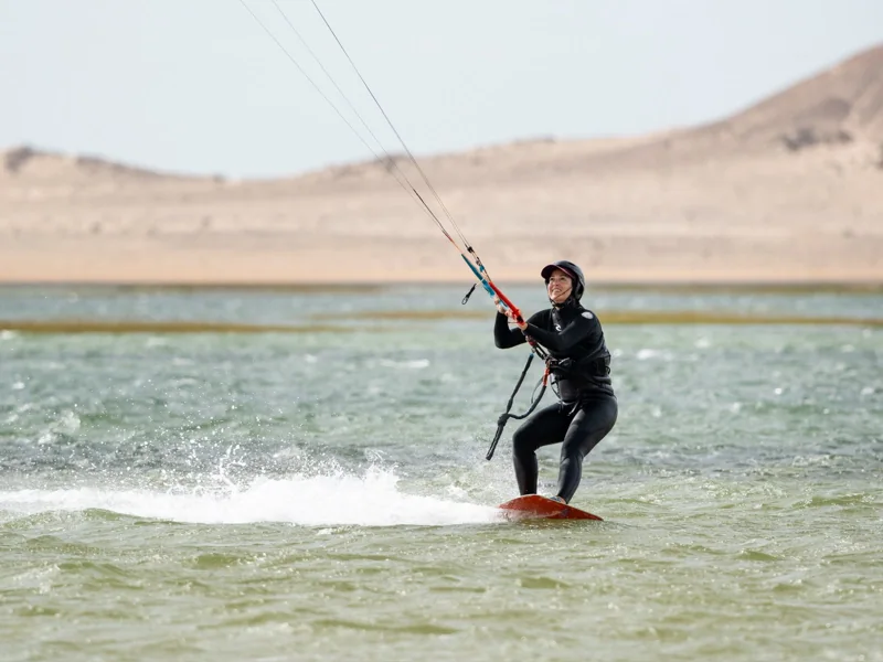 Kitesurfeuse en navigation à Secret Spot, devant les dunes de Dakhla