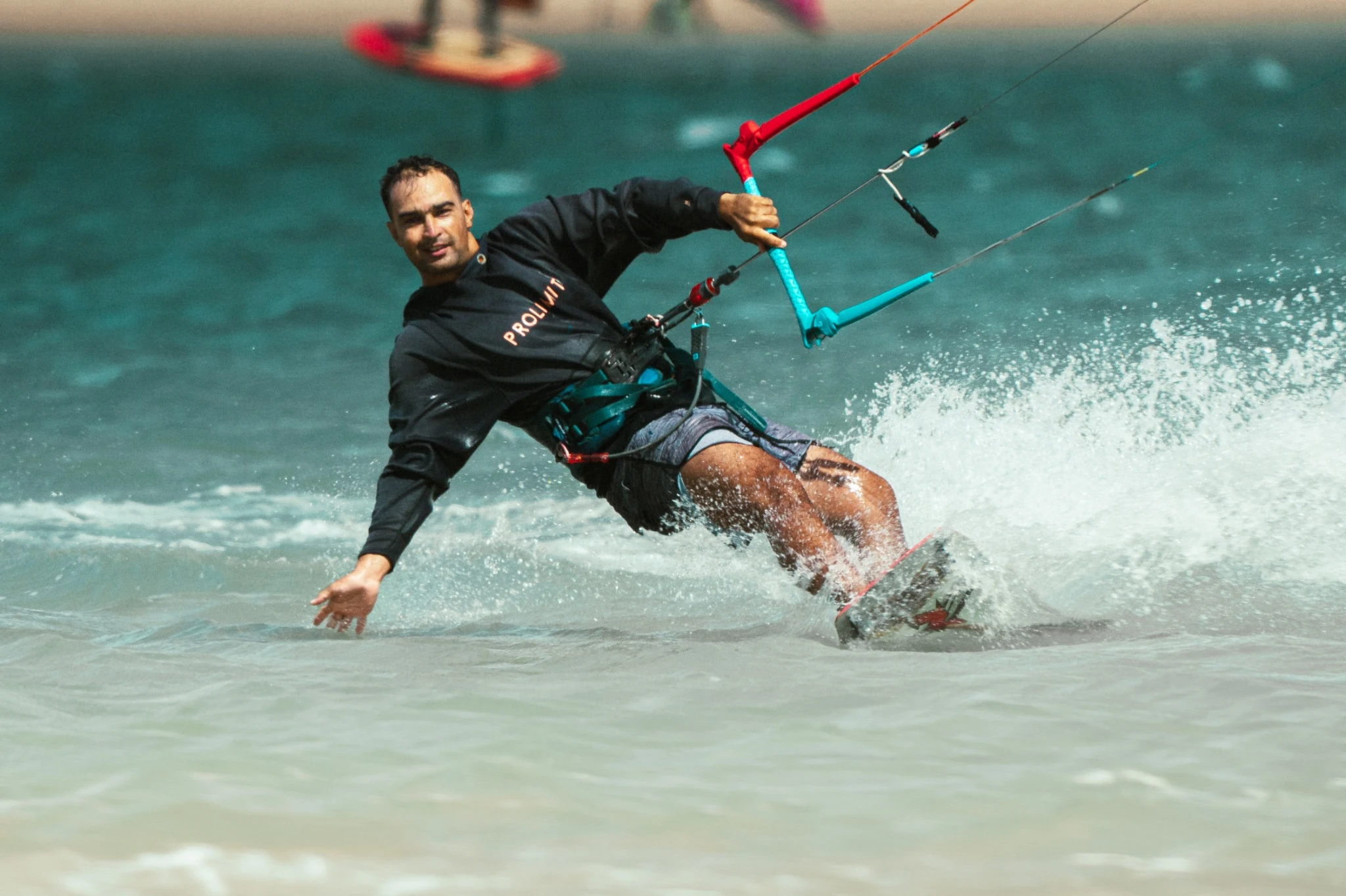 Kitesurfeur en action sur les eaux turquoise de Dakhla
