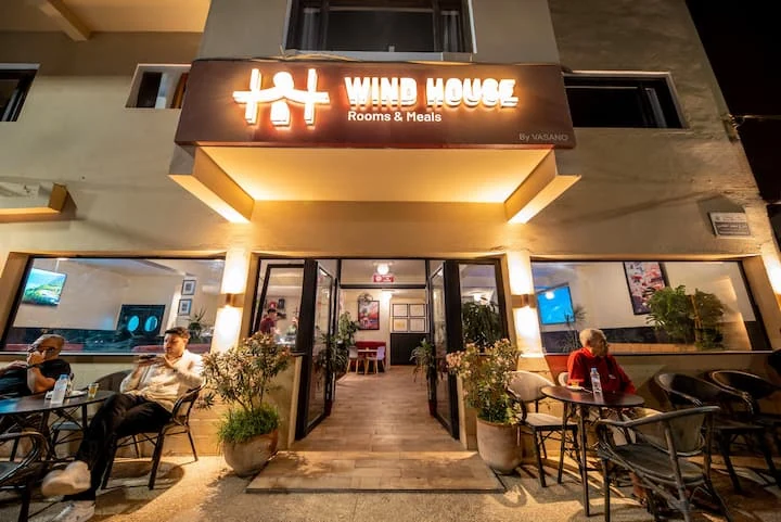 La façade de Wind House illuminée la nuit