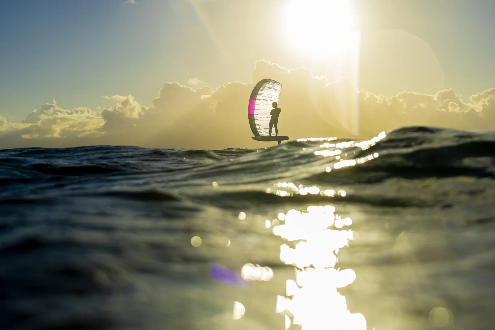 Rider en parawing sur foil